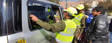 Inspeccionan vehículos de transporte público con vidrios oscurecidos