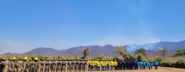 Bomberos de las FFAA reciben 46, 24 toneladas de material y víveres en Yacuiba