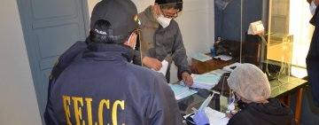 Mujer enamoró a un adulto mayor para timarle Bs 90.000 en El Alto