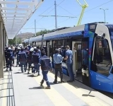 Roban cable del Tren Metropolitano e interrumpen operaciones, la Policía busca a implicados