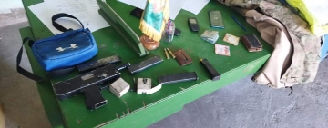 En la lucha contra el contrabando hallan ametralladora UZI, hay tres capturados