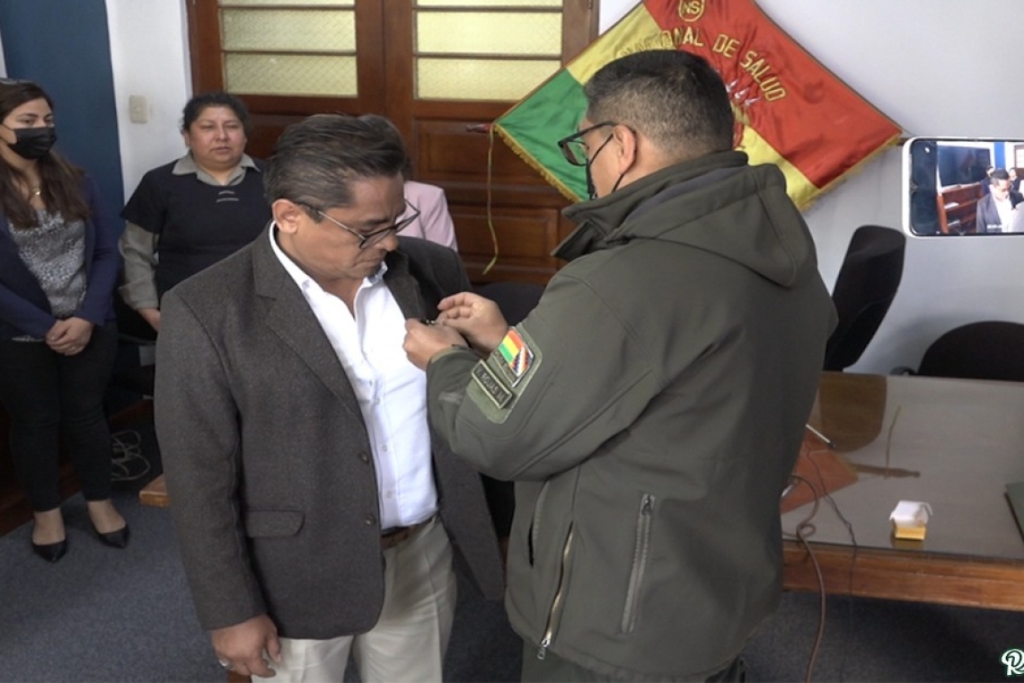 La Escuela Superior de Policías distingue con el Emblema de Oro al Gerente General de la CNS