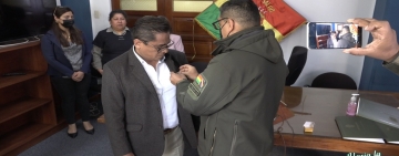 La Escuela Superior de Policías distingue con el Emblema de Oro al Gerente General de la CNS