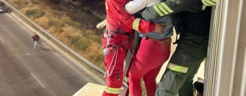 Servidores policiales evitan suicidio en puente Ferrobeni en La Paz