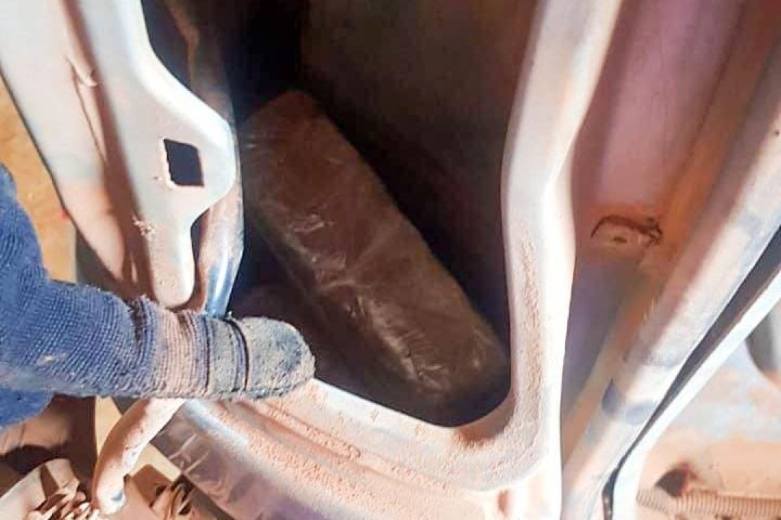 Descubren cocaína oculta en un “macaco” de un minibús en Cobija