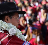 Arce evoca a Katari y denuncia que hay “ciertas personas que se creen dueños de territorios