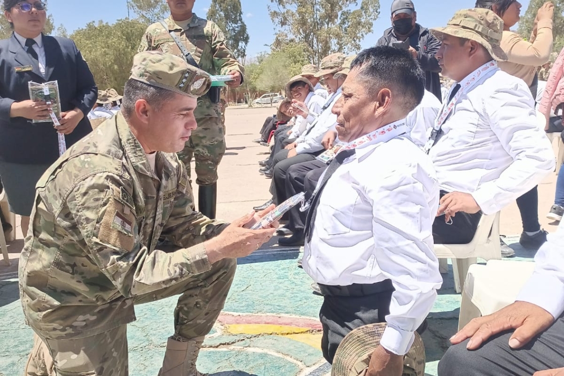 Defensa entrega 115 libretas de Servicio Militar a personas con discapacidad en Tupiza