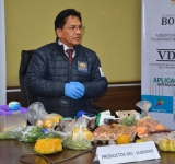 Silva muestra productos del Subsidio entregados en mal estado por una cadena de supermercados