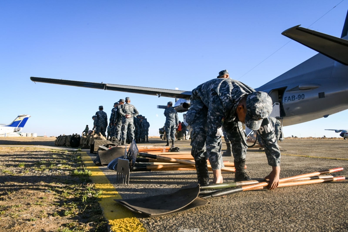 Bomberos forestales se desplazan para combatir los incendios en La Paz