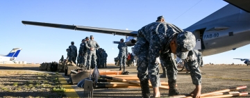 Bomberos forestales se desplazan para combatir los incendios en La Paz