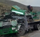 Colisión de flota y camión causa cinco heridos en la carretera Cochabamba-Oruro