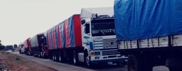 Aduana comisa cuatro camiones con soya camuflado bajo maíz en Yacuiba 