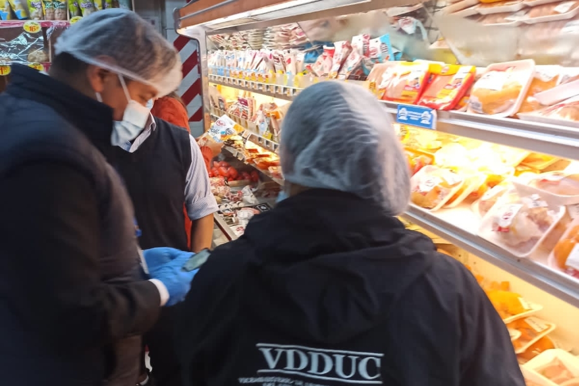 Sancionan a dos supermercados de La Paz por venta de pollo con sobreprecio
