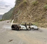 Vehículo “chuto” se incendia en carretera Caranavi-La Paz