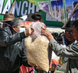 Gobierno entrega de ayuda humanitaria a más de 1.700 familias de seis municipios paceños 