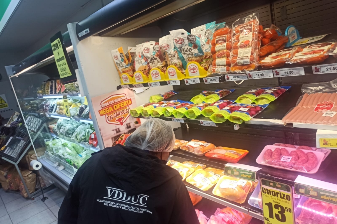 Sancionan a conocido supermercado paceño por sobreprecio en la carne de pollo