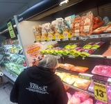 Sancionan a conocido supermercado paceño por sobreprecio en la carne de pollo