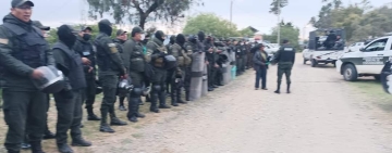 Policía desaloja a los avasalladores en el poblado de Combuyo-Cochabamba