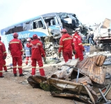 Siete fallecidos y 18 heridos en triple colisión en la carretera La Paz-Oruro
