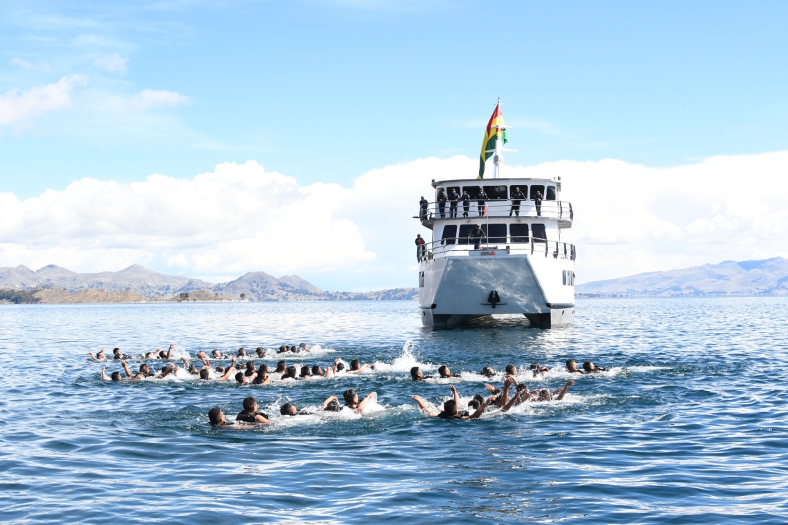 Cadetes de segundo año de la Escuela Naval se prepararon en el Lago Titicaca