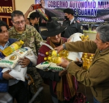 Gobierno entrega 40,56 toneladas de ayuda a 1.375 familias de Guanay y Yanacachi