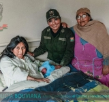 Condecoran a servidores policiales por parto en una patrulla