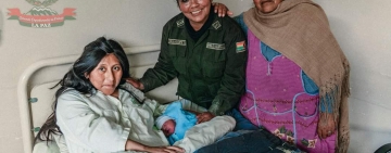 Condecoran a servidores policiales por parto en una patrulla