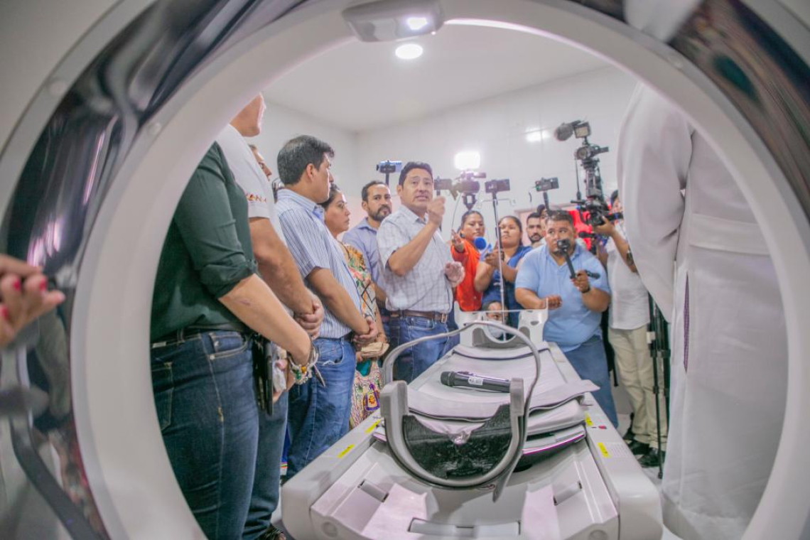Gobierno y Japón entregan al Beni un tomógrafo computarizado