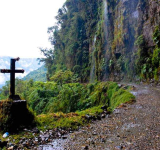 Repatriaran a ciclista ecuatoriano que se precipito en la carretera de la muerte