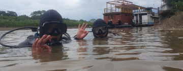 Buceadores de la Armada Boliviana realizan instrucción en el Río Ichilo