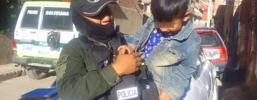 Policía halla a niño desaparecido y retorna a su familia en Potosí