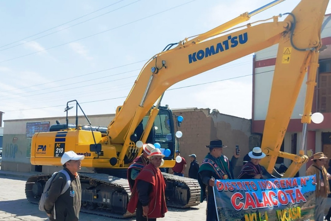 Ministro Gonzáles entregó maquinaria pesada en Huari para fortalecer al sector ganadero