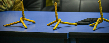 Contrabandistas disponen armas de guerra, explosivos y miguelitos gigantes