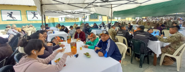 La familia militar muestra apoyo con una kermes a favor de los cadetes accidentados