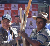 Gobernador Condori entrega herramientas a 500 familias de Sopachuy damnificadas por eventos climáticos