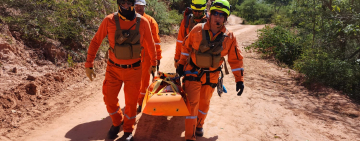 Montañistas cooperan en traslado de herramientas en la sísmica 2D del área Vitiacua
