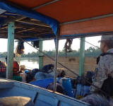 Marinos rescatan a seis tripulantes de embarcación que ardió en Río Madre de Dios