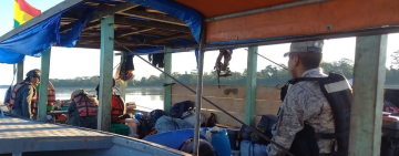 Marinos rescatan a seis tripulantes de embarcación que ardió en Río Madre de Dios