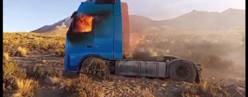 Militares incineran un camión de alto tonelaje cerca de Pisiga