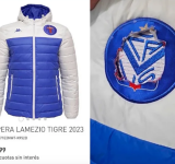 Compró la campera de Tigre y descubrió que debajo tenía estampado el escudo de Vélez: el comunicado del club