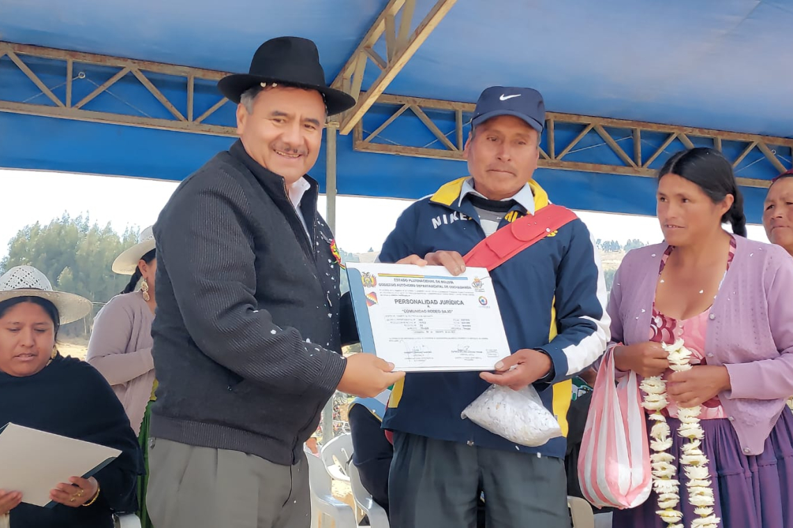 Gobernador de Cochabamba entrega 24 personalidades jurídicas a central regional y sindicatos agrarios de Tiraque 