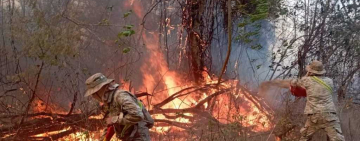 Bomberos forestales combaten incendios causada por los chaqueos en Cochabamba