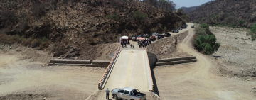 Gobernador de Chuquisaca entrega puente vehicular en Piruamayu