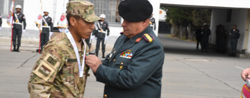 Ejército condecora y otorga beca al soldado que logró una hazaña en Colombia