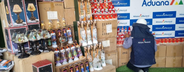 Aduana subastará 21 toneladas de prendas, laptops, cámaras y adornos navideños comisados en Oruro 