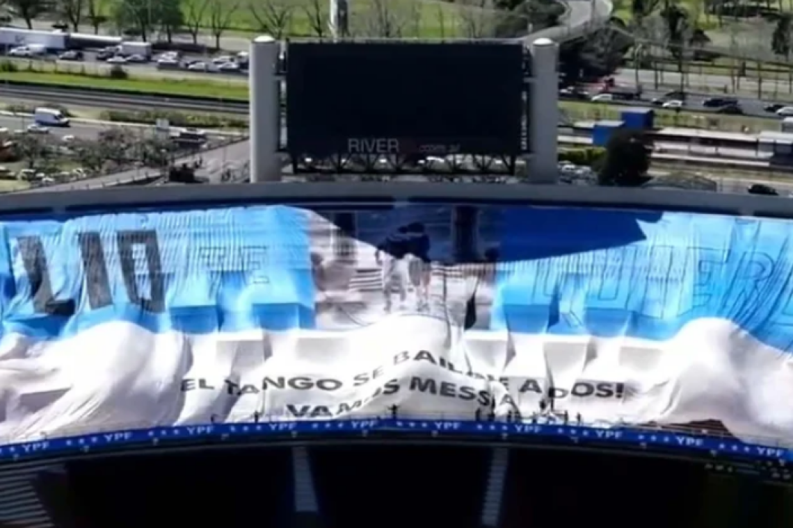 El impactante telón de Argentina en homenaje a Messi y Maradona que se desplegó en el Monumental