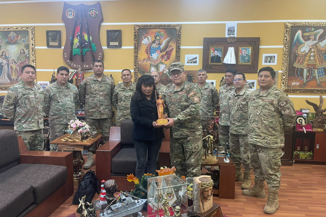 Ejército distingue a Nemia Coca Yampara, figura del atletismo nacional