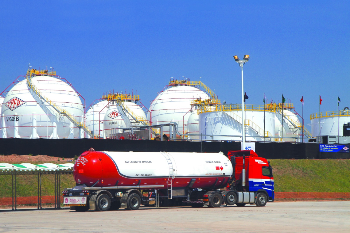 YPFB inicia venta de 2.000 toneladas métricas de GLP a PETROPAR
