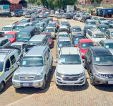 Aduana comisa 62 vehículos “chutos” valuados en Bs 7.6 millones