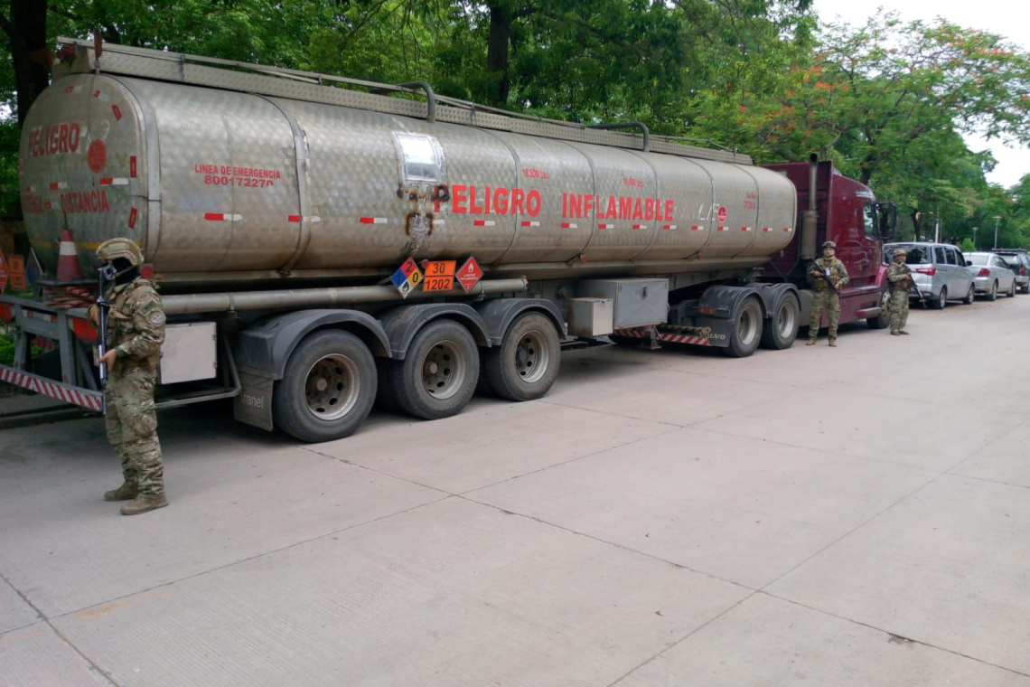Militares incautan cisterna con 35.000 litros de diésel de contrabando